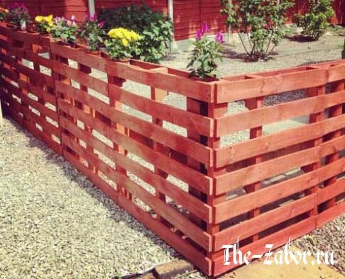 Забор из деревянных поддонов – отличный вариант ограждения из подручных материалов