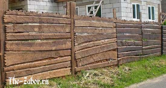 Забор из горбыля – нестандартное решение деревянного ограждения для дачи