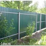 Забор из профлиста – строительство и установка ограждения из надежного материала